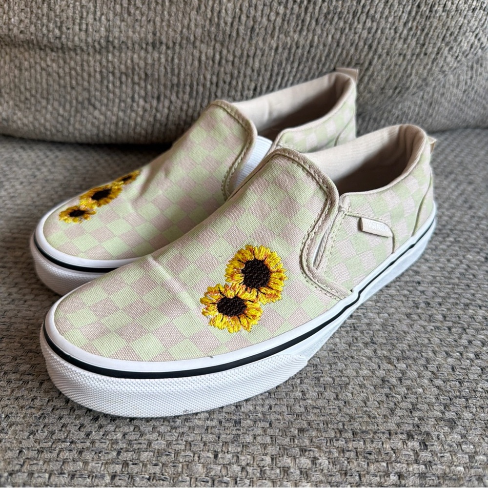 I Vans Checkered slip ons with Embroidered Sunflower Design